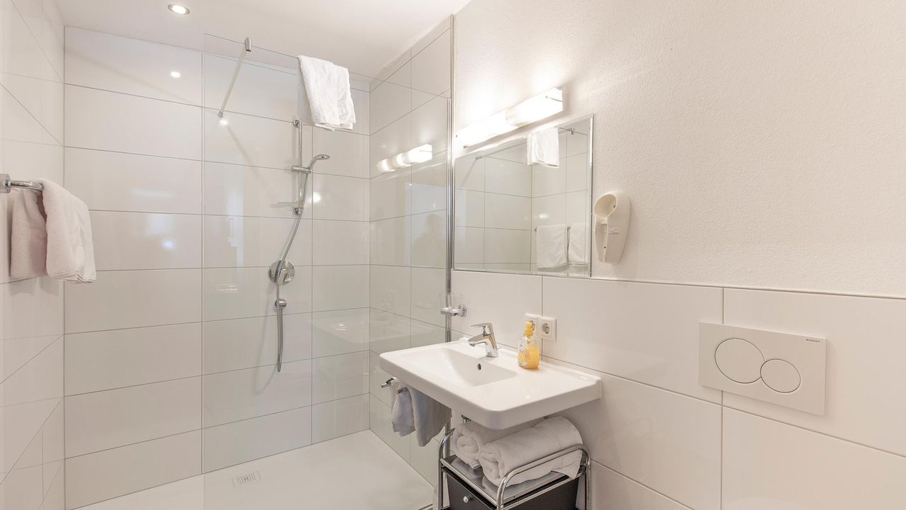 Badezimmer mit Dusche und WC Badezimmer mit Dusche und WC